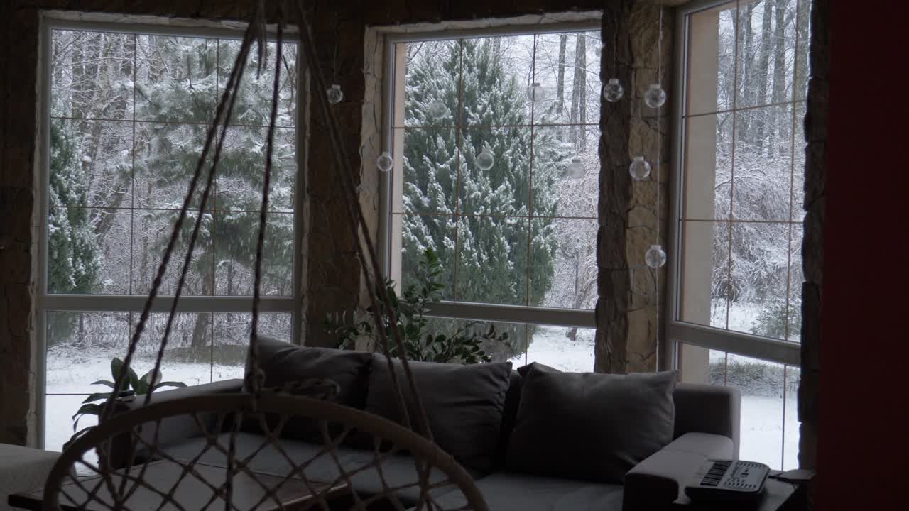 정원의 거실 밖 겨울