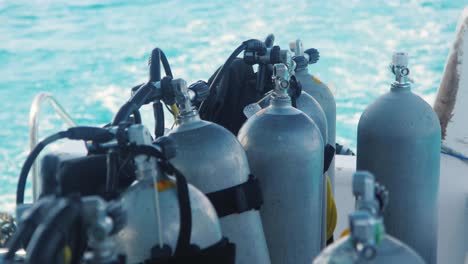 agua que hace espuma detrás de un barco