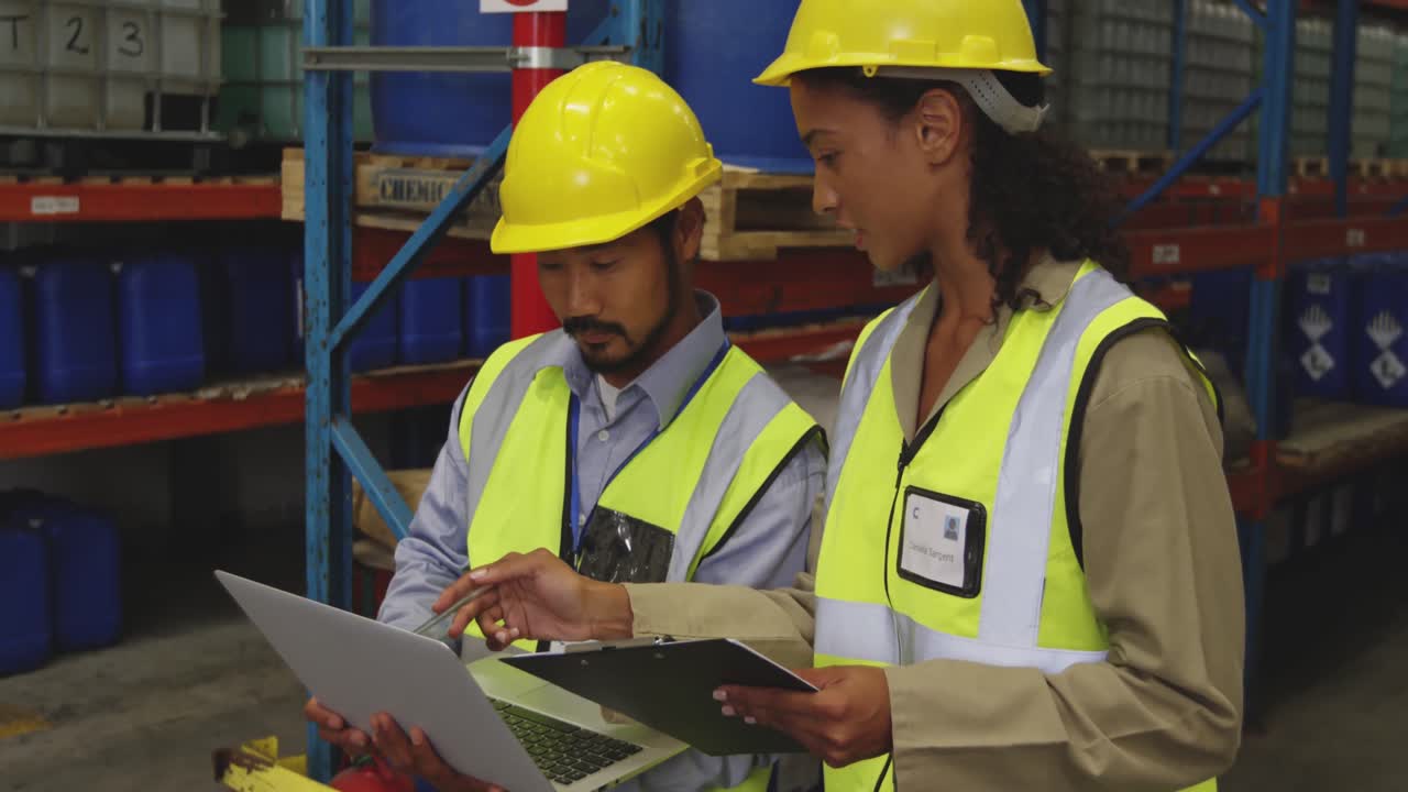 trabajadores interactuando en un almacén