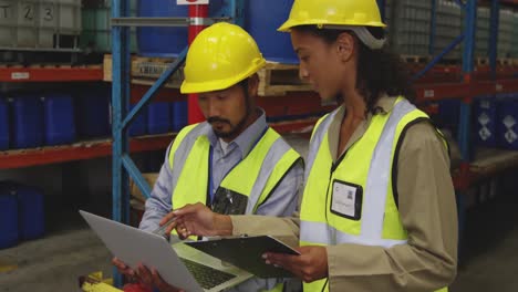 trabajadores interactuando en un almacén