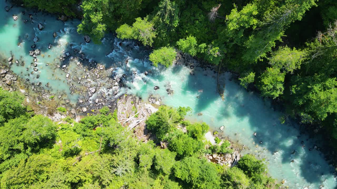 Veduta aerea dall'alto del fiume Mamquam, BC, Canada.