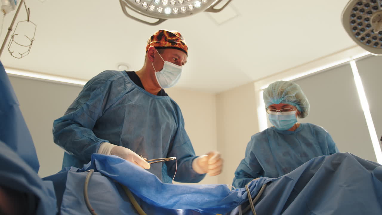 procedimiento quirúrgico en una sala de operaciones