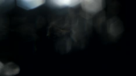 fugas de luz abstractas en un fondo negro.