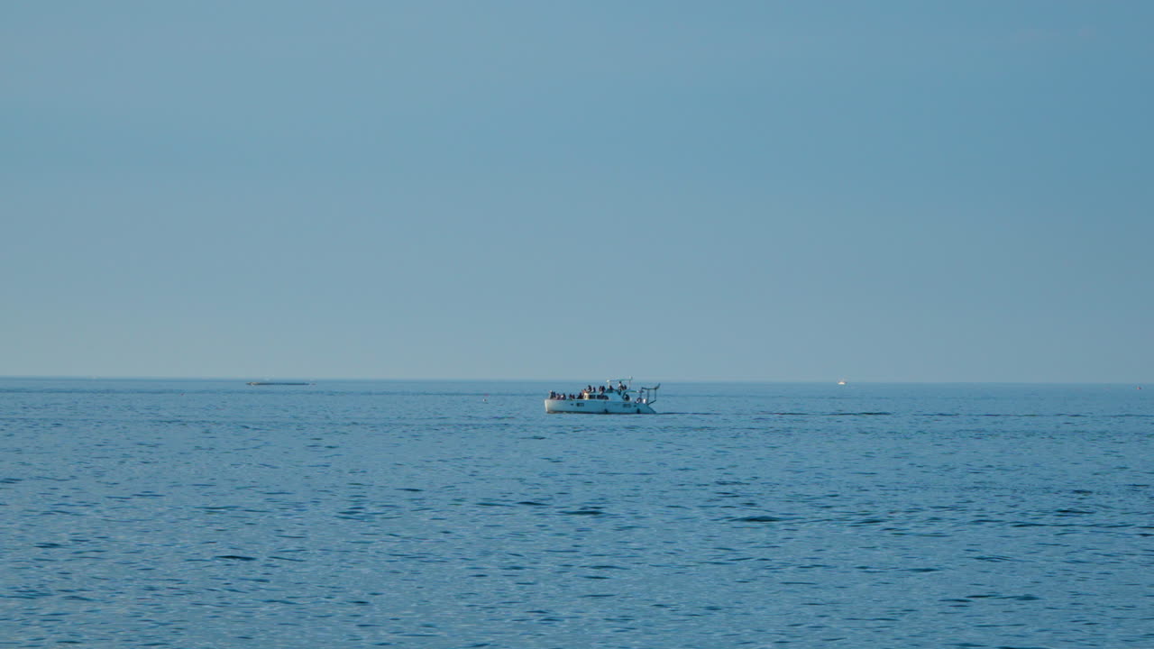 카타마란은 한국의 소코토 해변 근처의 평화로운 바다를 항해하는 요트입니다.