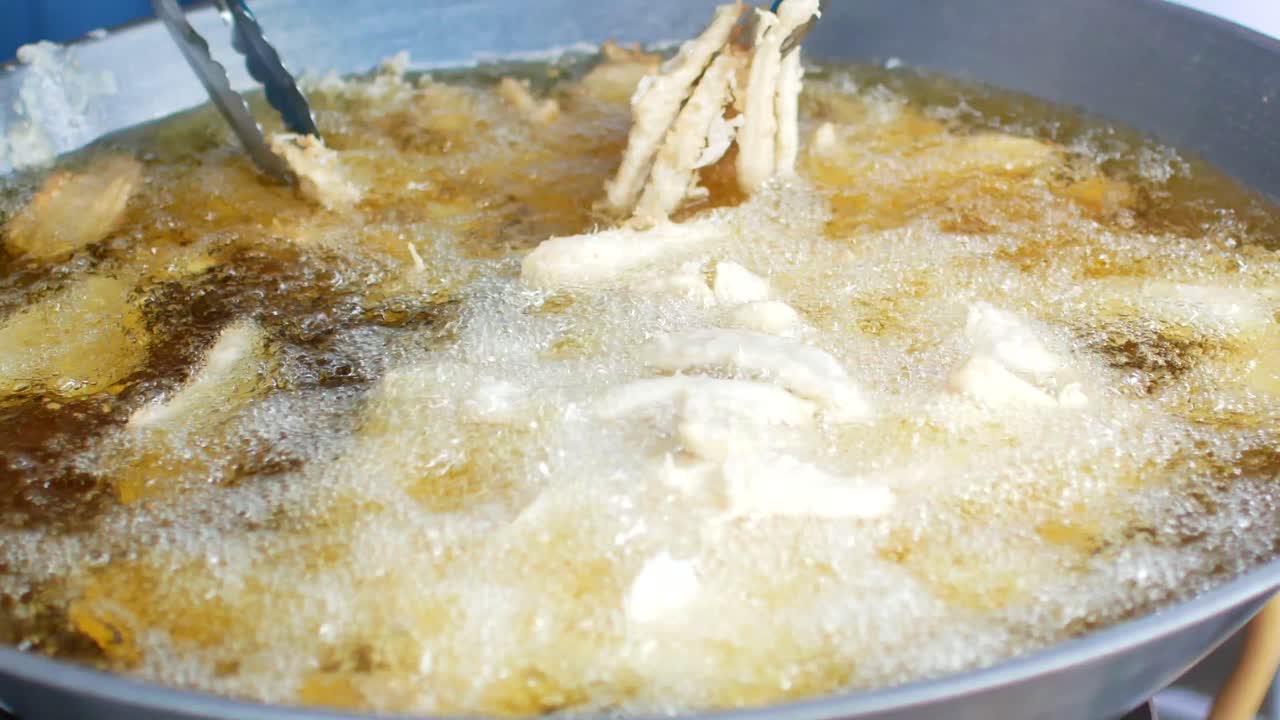 스낵을 위해 튀긴 신선한 바나나로 가득 찬 팬에 pov