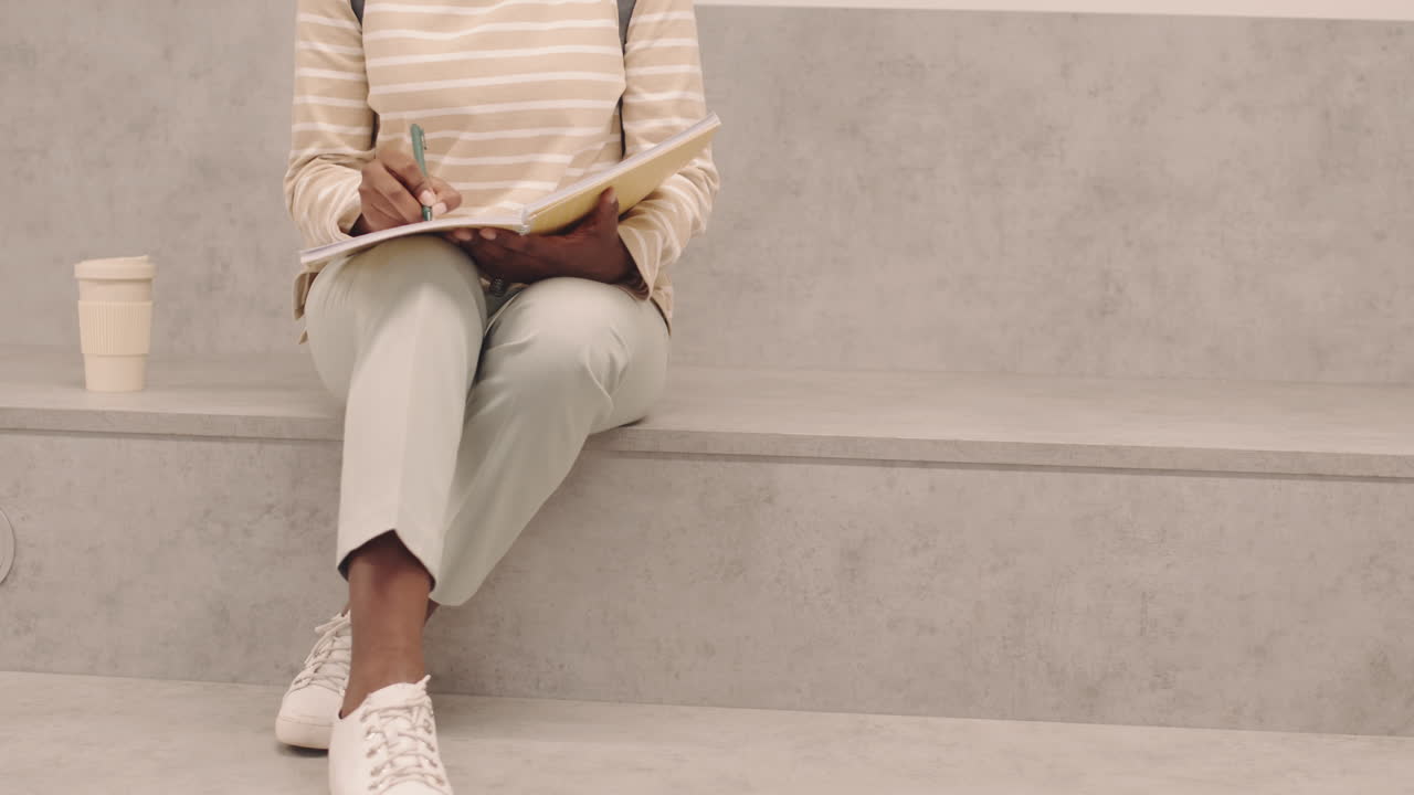 Studentessa che prende appunti sul quaderno