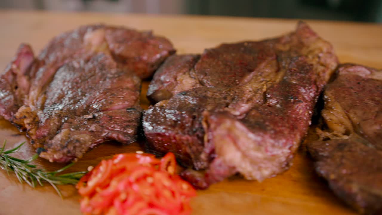 deliciosa vista del bistec recién asado del horno a la tabla de madera