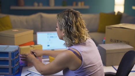 empresario que vende y envasa productos en línea.