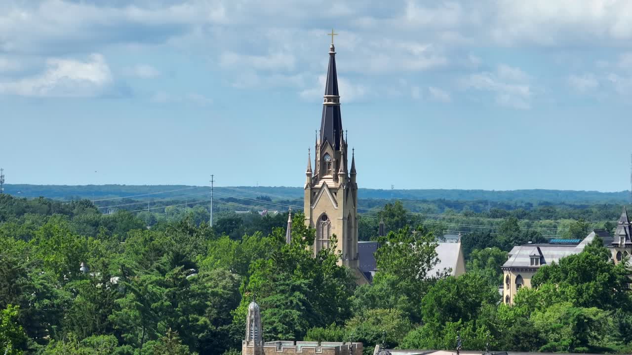 basílica del sagrado corazón iglesia campanario en la universidad de notre dame campus universitario con árboles verdes exuberantes