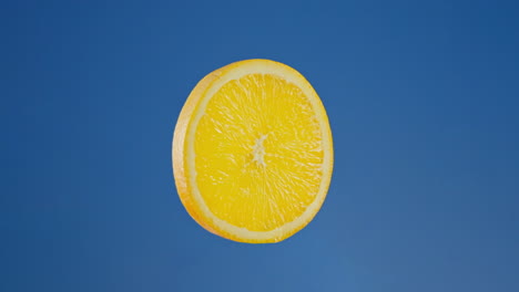 primer plano de naranja redondo en una pantalla azul, llave de croma en bucle