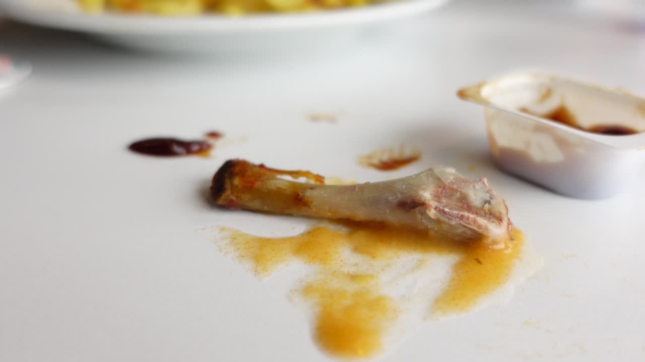 restos de hueso de pierna de pollo en un plato