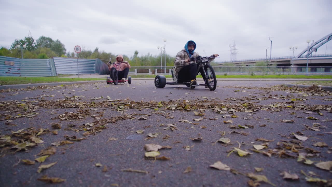 emocionante paseo dinámico a la deriva en un triciclo