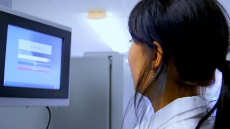 técnico de laboratorio usando un monitor de visualización 4k