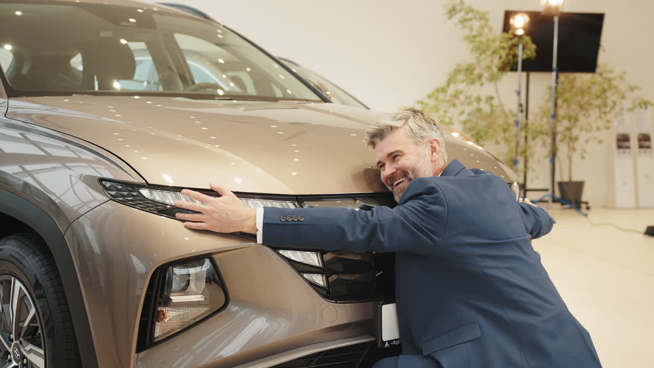 el cliente feliz abraza el nuevo suv en la sala de exposición