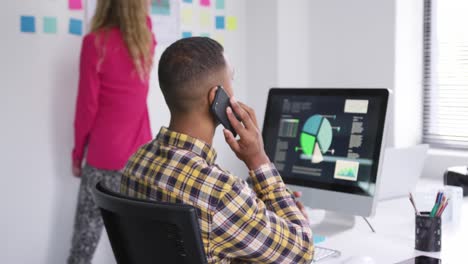 Hombre-Y-Mujer-Trabajando-En-La-Oficina