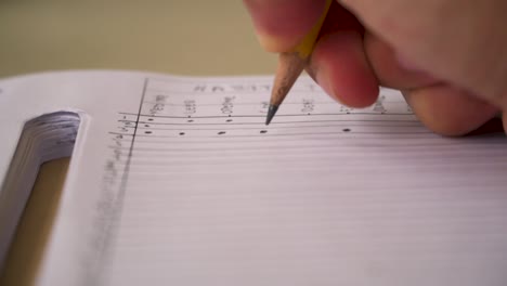 primer plano de una mano escribiendo con lápiz