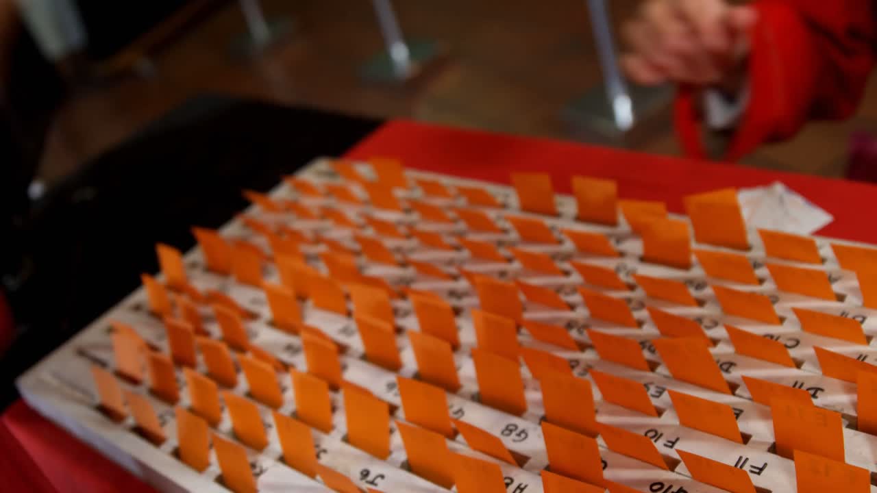 쿠폰 4k를 통해 동료와 상호 작용하는 여성