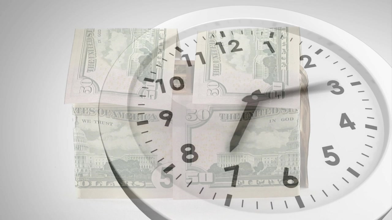 Reloj y billetes se acercan mientras las manecillas giran, mostrando el tiempo superpuesto al dinero.