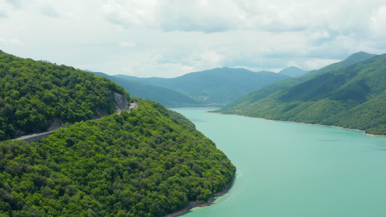 무성한 숲으로 둘러싸인 산 계곡 청록색 호수의 멋진 공중 설정 샷