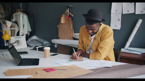 diseñador de moda en el trabajo