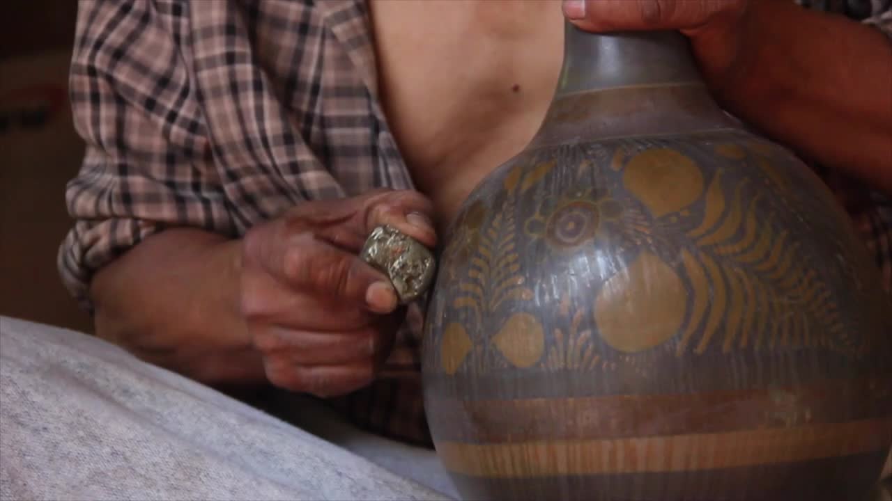 manos cercanas del artesano trabajando en una pieza