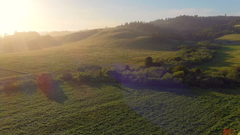 El-Sol-Brilla-Sobre-Los-Campos-Verdes-Y-Los-árboles-En-Las-Colinas-De-Las-Montañas-En-Verano