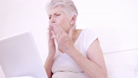 Lächelnde-ältere-Frau,-Die-Einen-Videoanruf-Mit-Einem-Laptop-Macht