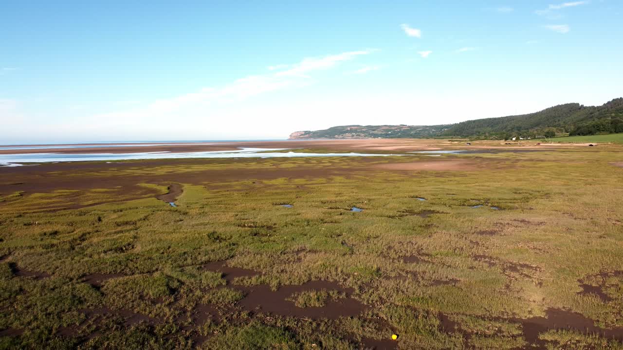 vista aérea traeth coch escénica welsh salt marsh páramos campo al atardecer