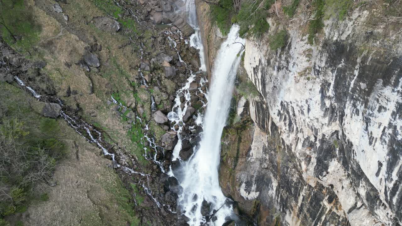 vista de la refrescante cascada que cae desde las rocas