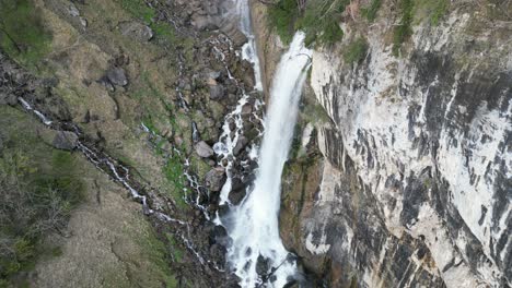 Vista-De-La-Refrescante-Cascada-Que-Cae-Pura-De-Las-Rocas