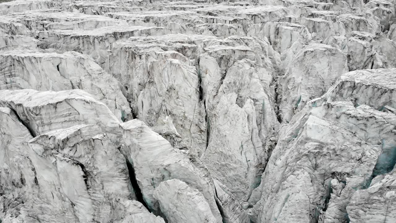 sobrevuelo aéreo sobre el glaciar moiry cerca de grimentz en valais, suiza, con una vista panorámica hacia abajo directamente en una grieta de hielo