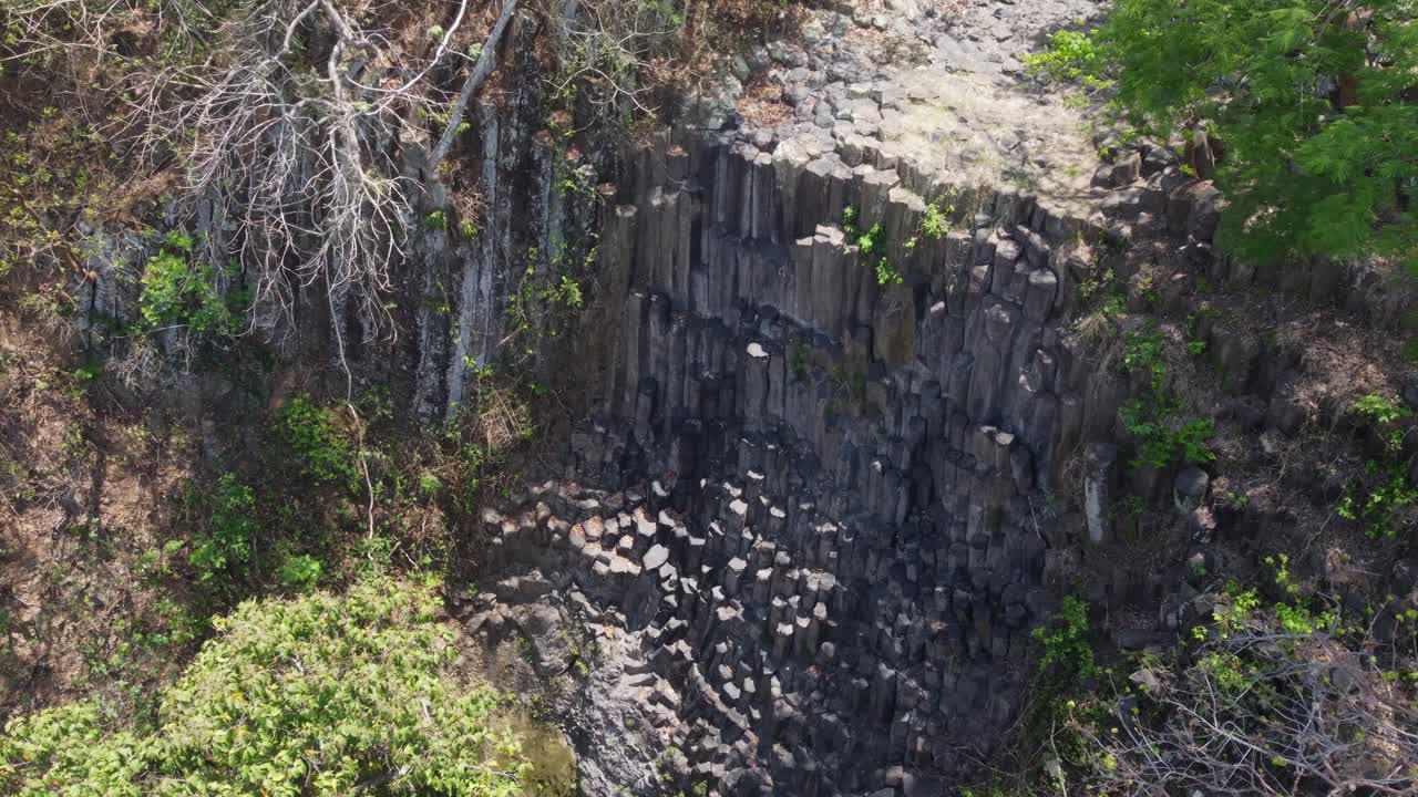 los tercios caen en la estación seca, no hay agua en el acantilado de basalto columnar
