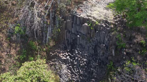 Los-Tercios-Caen-En-La-Estación-Seca,-No-Hay-Agua-En-Un-Acantilado-Columnar-De-Basalto.