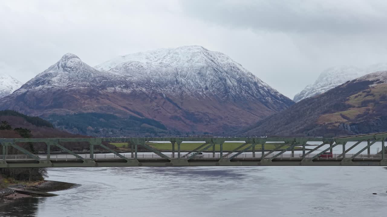 Ballachulish brug over Loch Leven met besneeuwde bergen in de Schotse Hooglanden