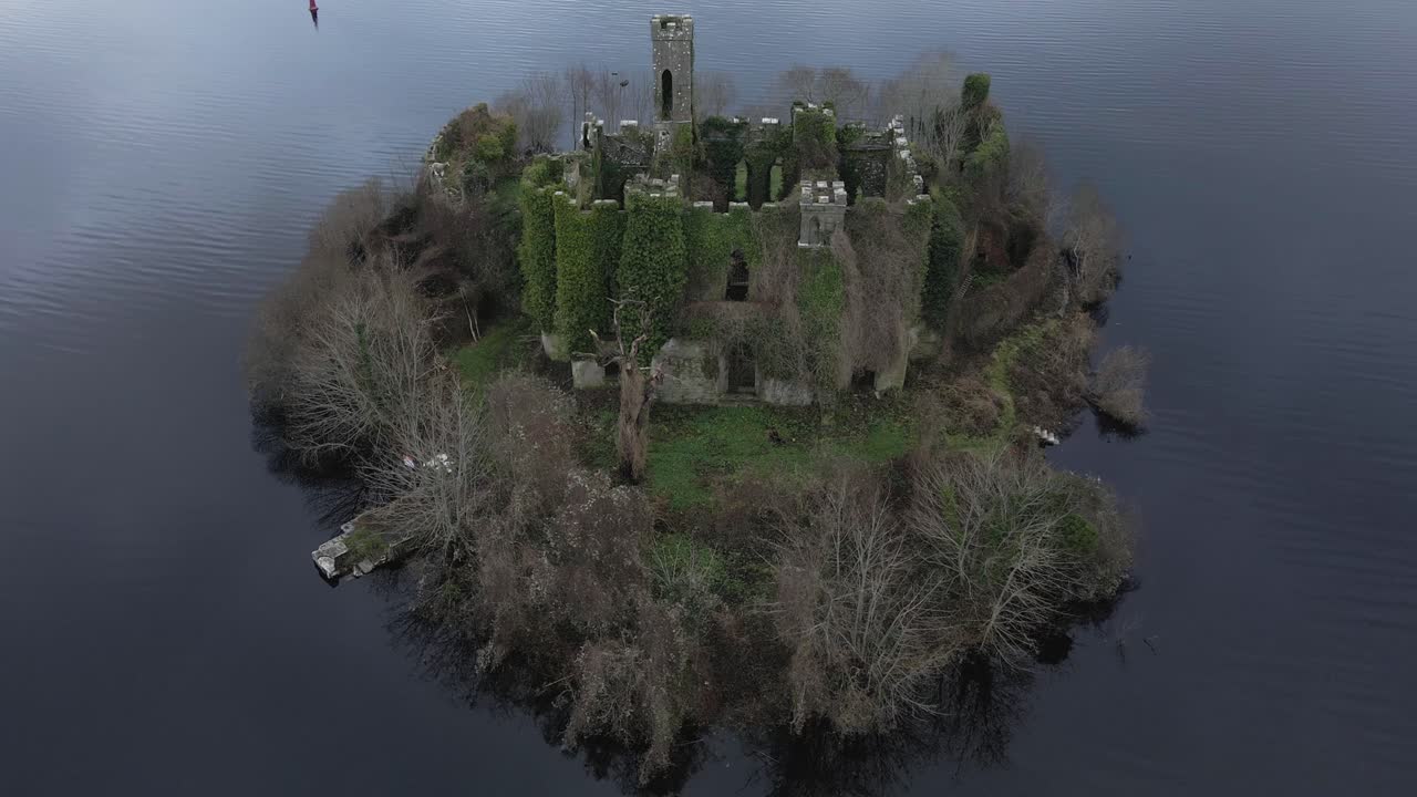 el castillo de mcdermott en una isla en lough key, condado de roscommon, irlanda, al anochecer, tranquilo e histórico, toma aérea