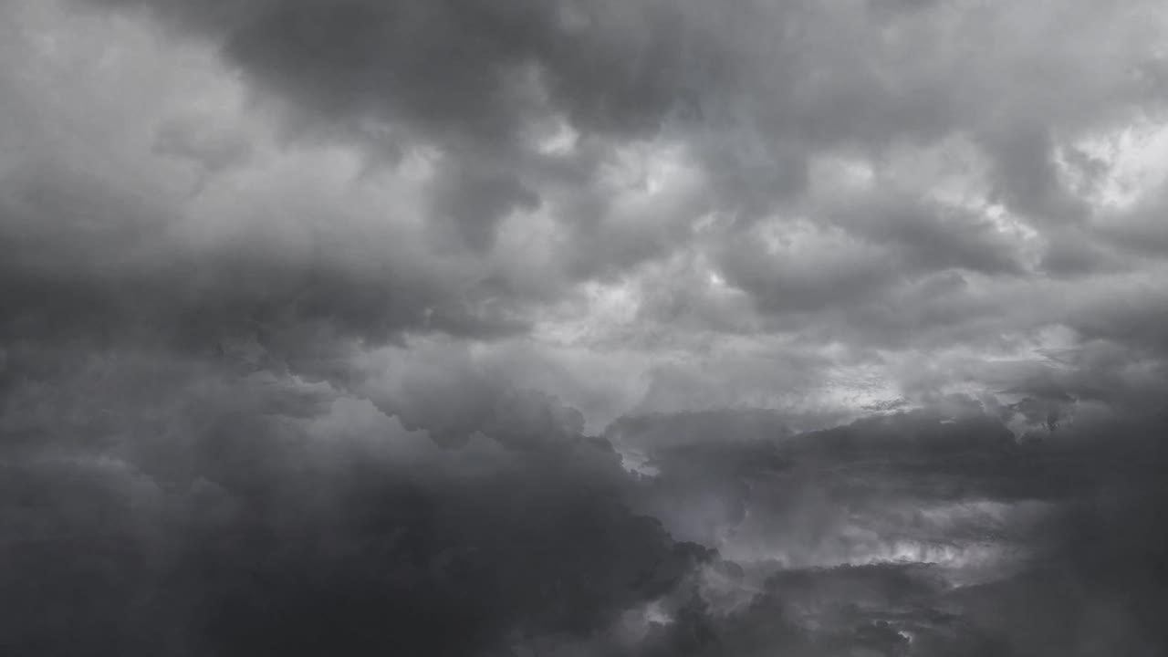 nuvole di tempesta scure e fulmini