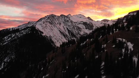 Sonnenuntergang-In-Den-Rocky-Mountains-In-Colorado-Entlang-Der-Millionen-Dollar-Autobahn-Mit-Drohnenvideo,-Das-Sich-Nach-Oben-Bewegt