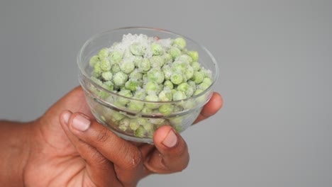 guisantes congelados en un cuenco de vidrio