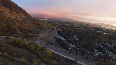 Volando-Cerca-De-Un-Acantilado-De-Montaña-Que-Muestra-El-Lago-Utah-Cerca-De-Provo,-Utah