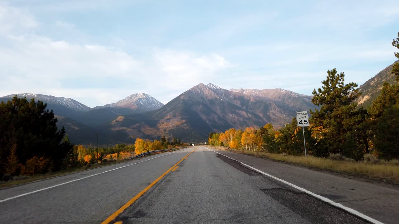 follaje de otoño pov conduciendo en las montañas rocosas de colorado