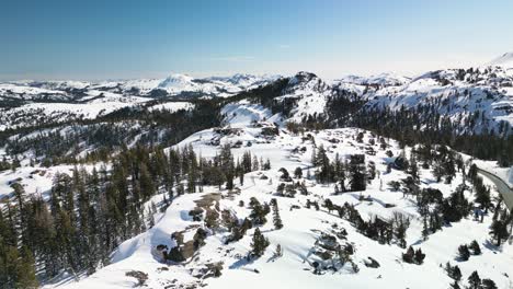 Vista-Aérea-Del-Paisaje-De-Montaña,-Montañas-De-Sierra-Nevada,-California.