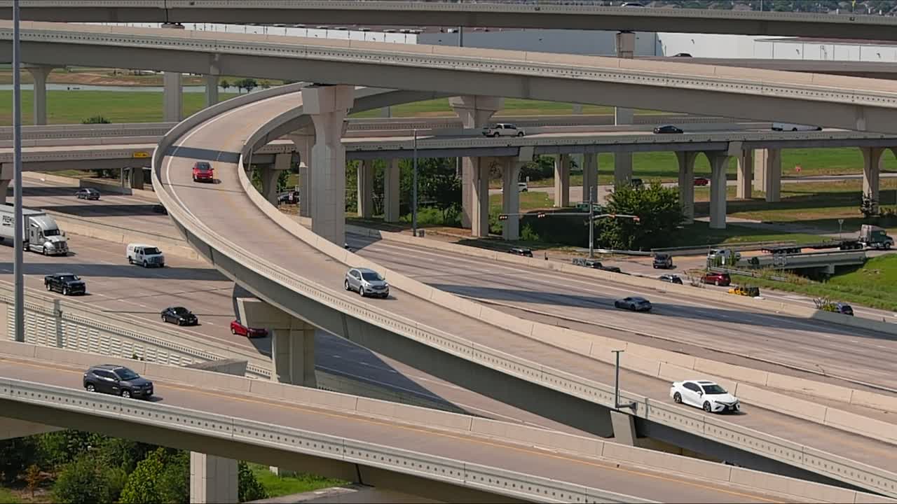 구부러진 고속도로 오버패스를 사용하는 자동차