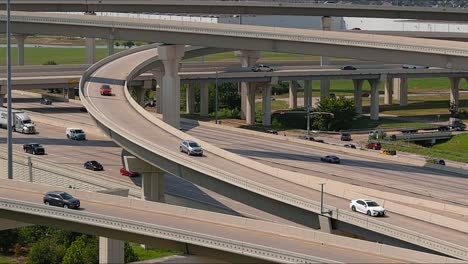 Coches-Que-Utilizan-Un-Paso-Elevado-De-Autopista-Con-Curvas.