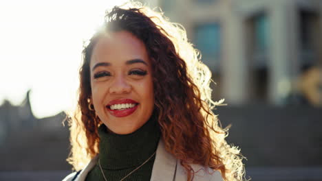 mujer, moda y sonrisa en la cara con el viento