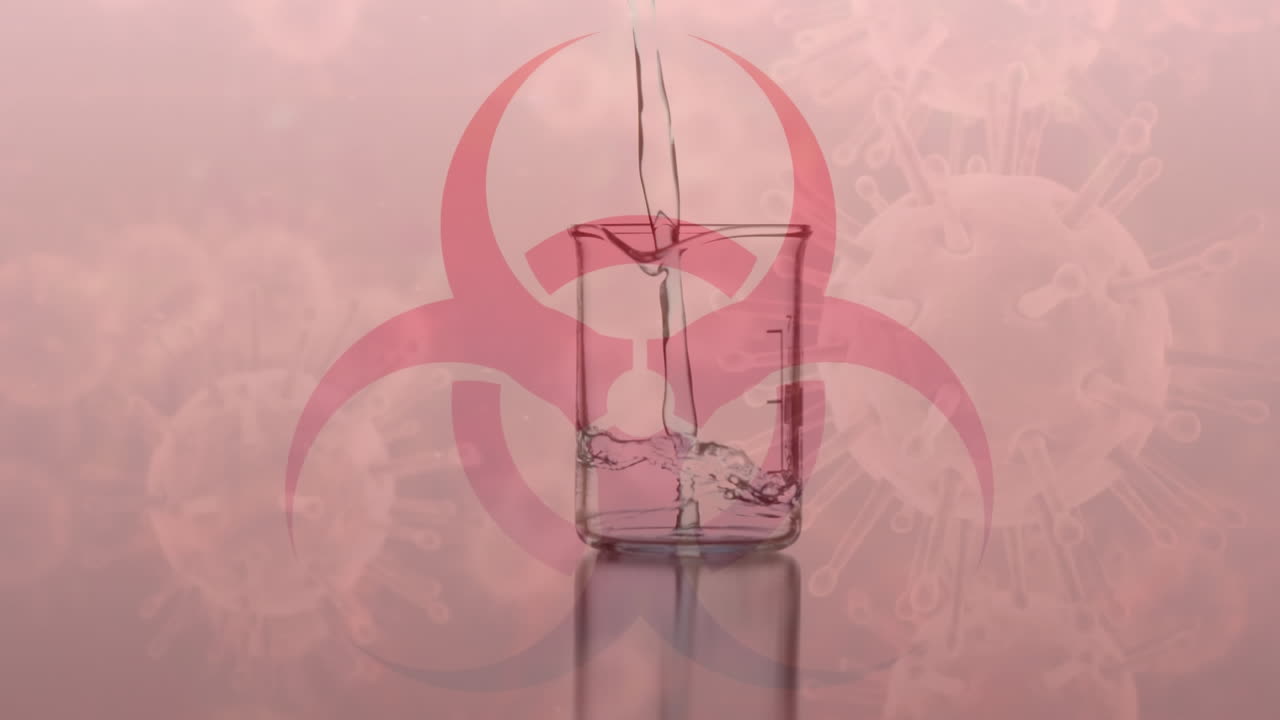 animación del cartel rojo de peligro para la salud con líquido goteando y fluyendo en un vaso sobre fondo rojo