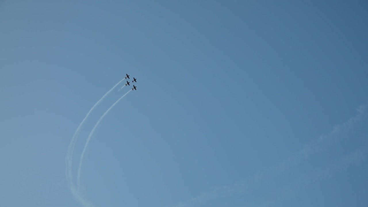 루마니아의 이아시 (iasi) 에서 열리는 비행 전시회에서 4대 항공기의 덤 비행을 보여주는 4k 비디오