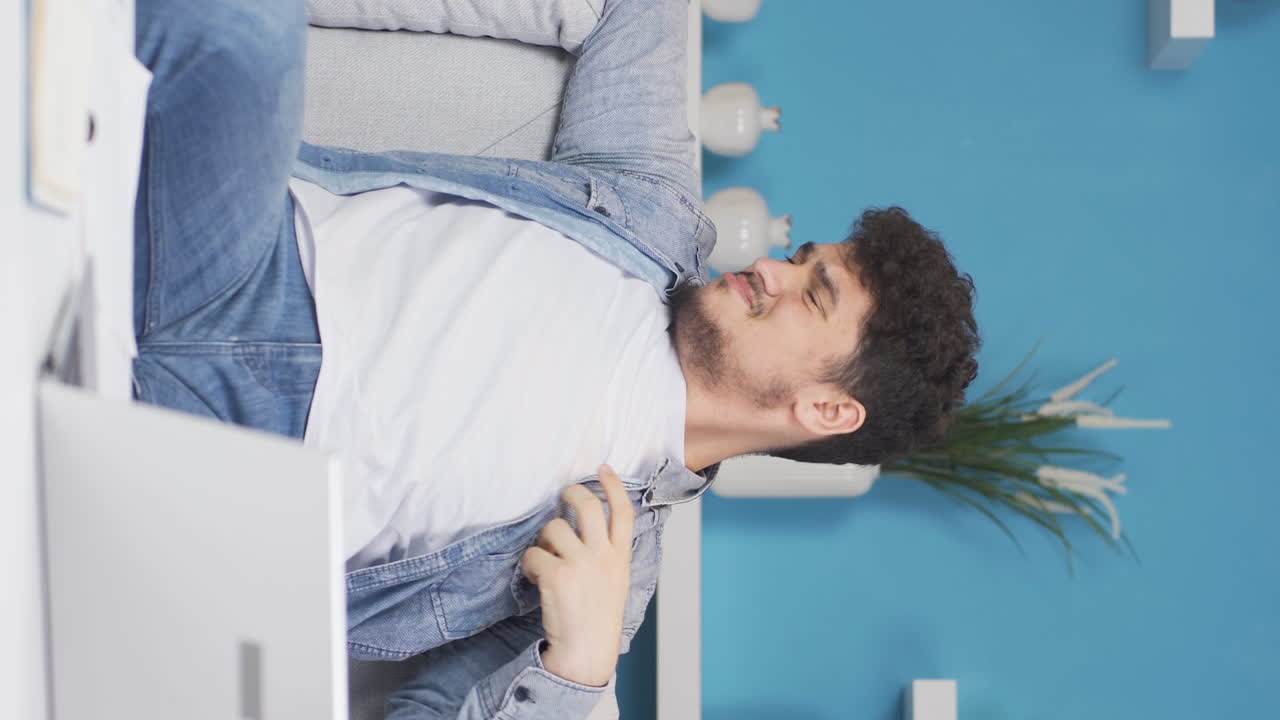 Video verticale dell'uomo che suda e ha un cattivo odore offensivo