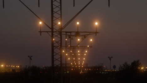 avión en aproximación final al anochecer - luces detalladas de la pista de aterrizaje del aeropuerto a la vista