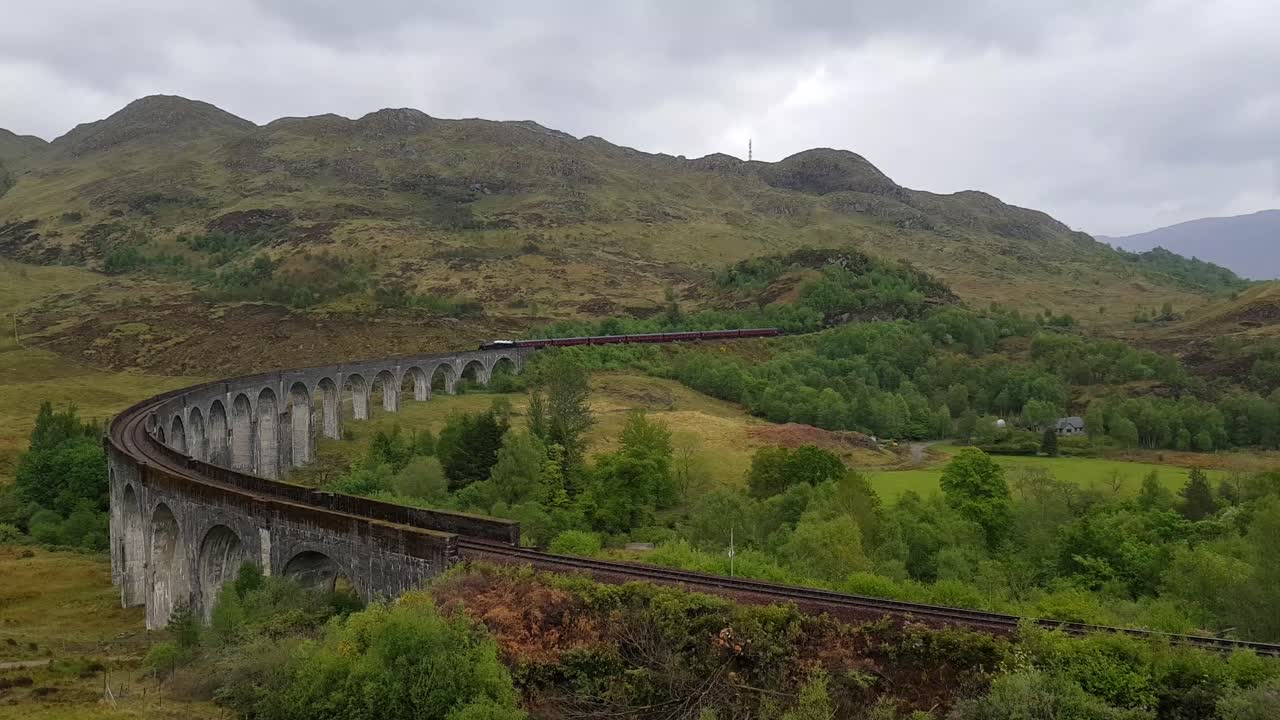 tren de vapor en el famoso viaducto de glenfinnan conduciendo hacia la cámara