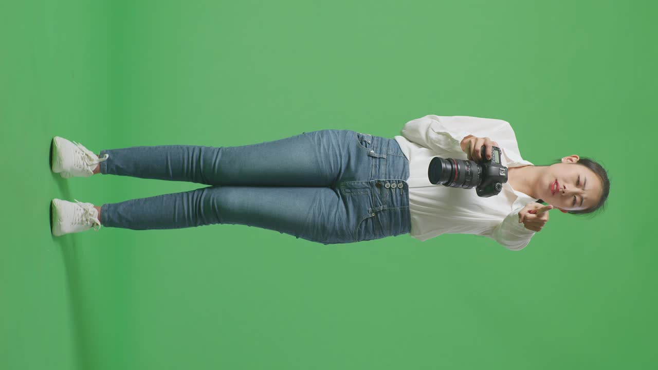 스튜디오에서 카메라를 들고 있는 여자